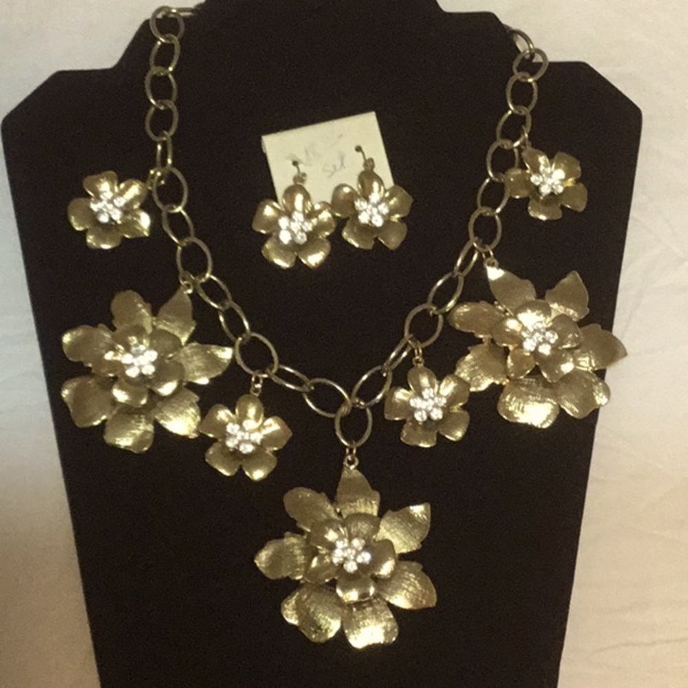 Fashion Jewelry Goldtone Floral Necklace set
